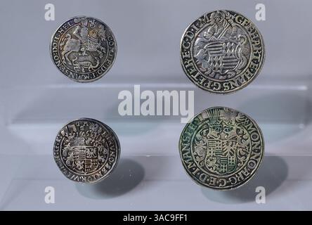 PRODUKTION - 02. April 2025, Sachsen-Anhalt, Sangerhausen: Groschen und Taler aus der Eislebener Münze des 16. Jahrhunderts sind in der Ausstellung des Erlebniszentrums Bergbau Röhrigschacht Wettelrode zu sehen. Die ersten Bergleute begannen vor 825 Jahren in der Region Mansfeld mit dem Graben nach Kupfererz. Ab 1750 wurde ein intensiver Bergbau durchgeführt. Insgesamt wurden rund 2,6 Millionen Tonnen Kupfer und 14.213 Tonnen Silber aus dem Erz in der Region gewonnen. Bis Dezember werden insgesamt 38 Veranstaltungen an den Beginn der Bergbau- und Hüttenwirtschaft in der Region Mansfeld erinnern. Als Hauptkupferne und s Stockfoto