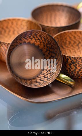 PRODUKTION - 02. April 2025, Sachsen-Anhalt, Sangerhausen: Ein Kupferkaffeeservice aus dem frühen 20. Jahrhundert ist in der Ausstellung im Erlebniszentrum Bergbau Röhrigschacht Wettelrode zu sehen. Die ersten Bergleute begannen vor 825 Jahren in der Region Mansfeld mit dem Graben nach Kupfererz. Ab 1750 wurde ein intensiver Bergbau durchgeführt. Insgesamt wurden rund 2,6 Millionen Tonnen Kupfer und 14.213 Tonnen Silber aus dem Erz in der Region gewonnen. Bis Dezember werden insgesamt 38 Veranstaltungen an den Beginn der Bergbau- und Hüttenwirtschaft in der Region Mansfeld erinnern. Als bedeutender Kupfer- und Silberproduzent Stockfoto