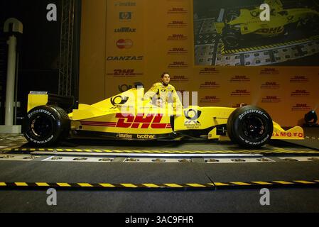 Takuma Sato (JPN) Jordan Honda EJ12 und Giancarlo Fisichella(ITA) Jordan Honda EJ12.DHL Jordan Launch, 22. Februar 2002.DHL Aircraft Hangar, Brussells, Belgien. (Kreditbild: ©Sutton Motorsports/ZUMA Press) Stockfoto