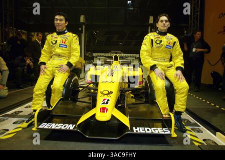 Takuma Sato (JPN) Jordan Honda EJ12 und Giancarlo Fisichella(ITA) Jordan Honda EJ12.DHL Jordan Launch, 22. Februar 2002.DHL Aircraft Hangar, Brussells, Belgien. (Kreditbild: ©Sutton Motorsports/ZUMA Press) Stockfoto