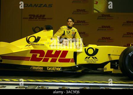 Takuma Sato (JPN) Jordan Honda EJ12 und Giancarlo Fisichella(ITA) Jordan Honda EJ12.DHL Jordan Launch, 22. Februar 2002.DHL Aircraft Hangar, Brussells, Belgien. (Kreditbild: ©Sutton Motorsports/ZUMA Press) Stockfoto