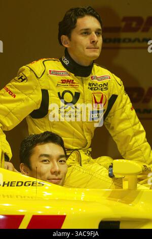 Takuma Sato (JPN) Jordan Honda EJ12 und Giancarlo Fisichella(ITA) Jordan Honda EJ12.DHL Jordan Launch, 22. Februar 2002.DHL Aircraft Hangar, Brussells, Belgien. (Kreditbild: ©Sutton Motorsports/ZUMA Press) Stockfoto