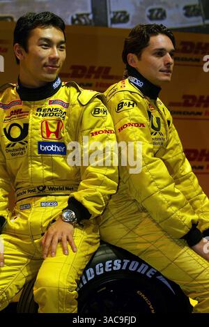 Takuma Sato (JPN) Jordan Honda EJ12 und Giancarlo Fisichella(ITA) Jordan Honda EJ12 . DHL Jordan Launch, 22. Februar 2002.DHL Aircraft Hangar, Brussells, Belgien. (Kreditbild: ©Sutton Motorsports/ZUMA Press) Stockfoto