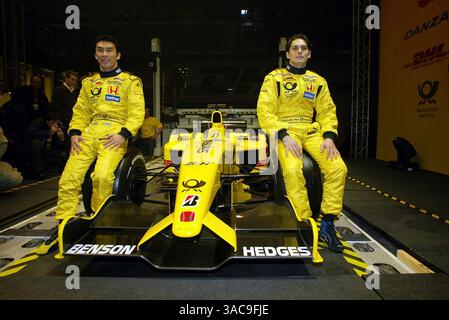 Takuma Sato (JPN) Jordan Honda EJ12 und Giancarlo Fisichella(ITA) Jordan Honda EJ12 . DHL Jordan Launch, 22. Februar 2002.DHL Aircraft Hangar, Brussells, Belgien. (Kreditbild: ©Sutton Motorsports/ZUMA Press) Stockfoto