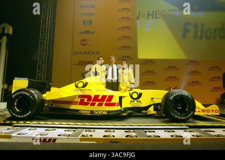 Takuma Sato (JPN) Jordan Honda EJ12 und Giancarlo Fisichella (ITA) Jordan Honda EJ12 mit Eddie Jordan..DHL Jordan Launch, 22. Februar 2002.DHL Aircraft Hangar, Brussells, Belgien. (Kreditbild: ©Sutton Motorsports/ZUMA Press) Stockfoto