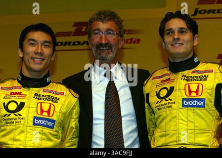 Takuma Sato (JPN) Jordan Honda EJ12 und Giancarlo Fisichella(ITA) Jordan Honda EJ12 mit Eddie Jordan (GBR). DHL Jordan Launch, 22. Februar 2002.DHL Aircraft Hangar, Brussells, Belgien. (Kreditbild: ©Sutton Motorsports/ZUMA Press) Stockfoto