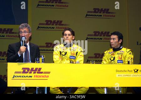 Takuma Sato (JPN) Jordan Honda EJ12 und Giancarlo Fisichella (ITA) Jordan Honda EJ12 mit Eddie Jordan..DHL Jordan Launch, 22. Februar 2002.DHL Aircraft Hangar, Brussells, Belgien. (Kreditbild: ©Sutton Motorsports/ZUMA Press) Stockfoto