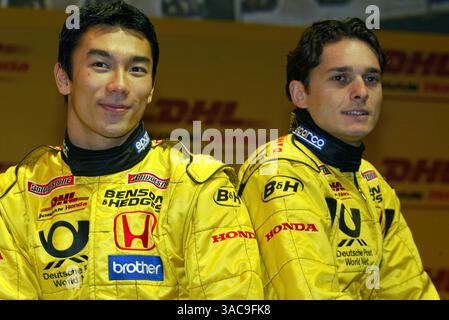 Takuma Sato (JPN) Jordan Honda EJ12 und Giancarlo Fisichella(ITA) Jordan Honda EJ12 . DHL Jordan Launch, 22. Februar 2002.DHL Aircraft Hangar, Brussells, Belgien. (Kreditbild: ©Sutton Motorsports/ZUMA Press) Stockfoto