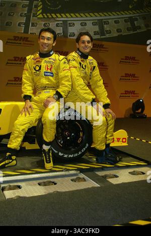 Takuma Sato (JPN) Jordan Honda EJ12 und Giancarlo Fisichella(ITA) Jordan Honda EJ12 . DHL Jordan Launch, 22. Februar 2002.DHL Aircraft Hangar, Brussells, Belgien. (Kreditbild: ©Sutton Motorsports/ZUMA Press) Stockfoto