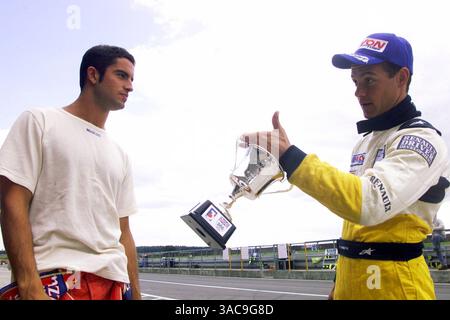 Richard Antinucci (USA) Manor Motorsport. (Links) chatten mit Platz 3 Fabio Carbone (BRA) Fortec Motorsport. Britische Formel-drei-Meisterschaft, Runde 21, Snetterton, Norfolk, England. 31.08.2002 - 1.09.02.5,7 MB Digitalbild (Credit Image: ©Sutton Motorsports/ZUMA Press) Stockfoto