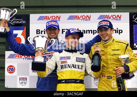 Von rechts nach links – Richard Antinucci (USA) Manor Motorsport, Heikki Kovalainen (FIN) Fortec Motorsport und Bruce Jouanny (FRA) Promatecme F3 auf dem Podium. Britische Formel-drei-Meisterschaft. Snetterton, Norfolk, England. 31.08.2002 - 1.09.02.5,7 MB Digitalbild (Credit Image: ©Sutton Motorsports/ZUMA Press) Stockfoto