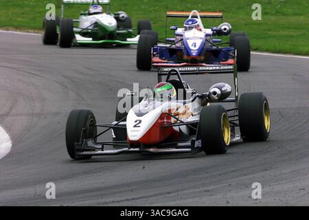 Alan Van der Merwe (RSA) Carlin Motorsport. 6. Platz führt Richard Antinucci (USA) Manor Motorsport. Britische Formel-3-Meisterschaft, Runde 21, Snetterton, Norfolk, England. 31.08.2002 - 1.09.02.5,7 MB Digitalbild (Credit Image: ©Sutton Motorsports/ZUMA Press) Stockfoto