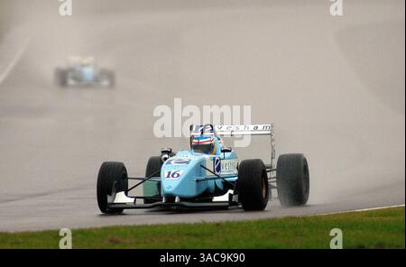 Rob Austin (GBR) Menü F3 Motorsport führt von Teamkollege Robin Rudholm (SWE). British F3 Winter Series, Rockingham, England, 2. November 2002..DIGITALES BILD. (Kreditbild: ©Sutton Motorsports/ZUMA Press) Stockfoto