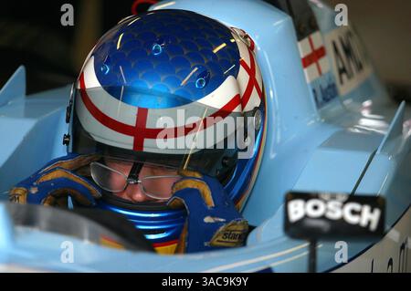 Rob Austin (GBR) Menü F3 Motorsport nimmt seine Brille vor dem Rennen ab. British F3 Winter Series, Rockingham, England, 2. November 2002..DIGITALES BILD. (Kreditbild: ©Sutton Motorsports/ZUMA Press) Stockfoto