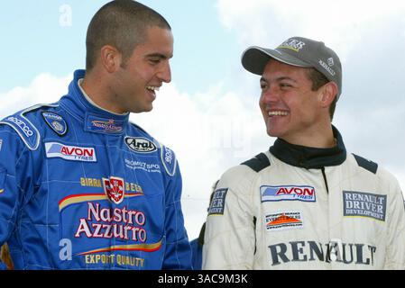 Von links nach rechts. Richard Antinucci (USA) Manor Motorsport chatten mit Fabio Carbone (BRA) Fortec Motorsport. Britische Formel-3-Meisterschaft, Silverstone, England, 5. Mai 2002. (Kreditbild: ©Sutton Motorsports/ZUMA Press) Stockfoto