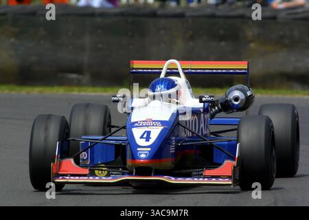Richard Antinucci (USA) Manor Motorsport springt den Start und hat eine 10-Sekunden-Penatly-Runde 14.. Britische Formel-3-Meisterschaft, Castle Combe, England, 22-23. Juni 2002. (Kreditbild: ©Sutton Motorsports/ZUMA Press) Stockfoto