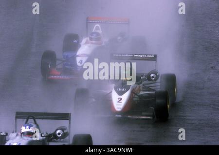 Alan Van der Merwe (RSA) Carlin Motorsport kämpft mit Mark Taylor (GBR) Manor Motorsport und Richard Antinucci (USA) Manor Motorsport im Regen, um auf Platz 5 zu kommen. Britische Formel-drei-Meisterschaft. Oulton Park, England. 1718/8/ 2002,5,7 MB Digitalbild (Credit Image: ©Sutton Motorsports/ZUMA Press) Stockfoto