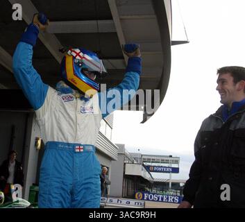 Rob Austin (GBR) Menü F3 Motorsport, feiert nach dem Sieg von Rennen 2. British F3 Winter Series, Silverstone, England, 9. November 2002..DIGITALES BILD. (Kreditbild: ©Sutton Motorsports/ZUMA Press) Stockfoto