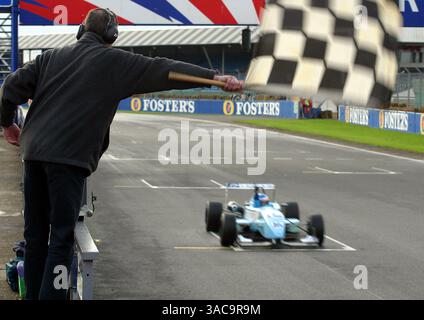 Rob Austin (GBR) Menü F3 Motorsport, nimmt die karierte Flagge in Rennen 2. British F3 Winter Series, Silverstone, England, 9. November 2002..DIGITALES BILD. (Kreditbild: ©Sutton Motorsports/ZUMA Press) Stockfoto