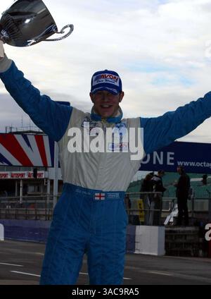 Rennsieger Rob Austin (GBR) Menü F3 Motorsport. British F3 Winter Series, Silverstone, England, 9. November 2002..DIGITALES BILD. (Kreditbild: ©Sutton Motorsports/ZUMA Press) Stockfoto