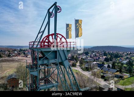 PRODUKTION - 02. April 2025, Sachsen-Anhalt, Sangerhausen: Der gewundene Turm erhebt sich auffallend über dem Erlebniszentrum Bergbau Röhrigschacht Wettelrode. (Foto mit Drohne) die ersten Bergleute begannen vor 825 Jahren in der Region Mansfeld nach Kupfererz zu graben. Ab 1750 wurde ein intensiver Bergbau durchgeführt. Insgesamt wurden rund 2,6 Millionen Tonnen Kupfer und 14.213 Tonnen Silber aus dem Erz in der Region gewonnen. Bis Dezember werden insgesamt 38 Veranstaltungen an den Beginn der Bergbau- und Hüttenwirtschaft in der Region Mansfeld erinnern. Als bedeutender Kupfer- und Silberproduzent ist die Region Contra Stockfoto