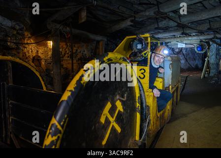 PRODUKTION - 02. April 2025, Sachsen-Anhalt, Sangerhausen: In fast 300 Metern Tiefe sitzt Thomas Wäsche, Direktor des Erlebniszentrums Bergbau Röhrigschacht Wettelrode, unterirdisch in der Grubenlokomotive. Die ersten Bergleute begannen vor 825 Jahren in der Region Mansfeld mit dem Graben nach Kupfererz. Ab 1750 wurde ein intensiver Bergbau durchgeführt. Insgesamt wurden rund 2,6 Millionen Tonnen Kupfer und 14.213 Tonnen Silber aus dem Erz in der Region gewonnen. Bis Dezember werden insgesamt 38 Veranstaltungen an den Beginn der Bergbau- und Hüttenwirtschaft in der Region Mansfeld erinnern. Als bedeutender Kupfer- und Silberpr Stockfoto