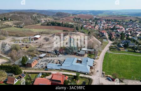 PRODUKTION - 02. April 2025, Sachsen-Anhalt, Sangerhausen: Der gewundene Turm erhebt sich auffallend über dem Erlebniszentrum Bergbau Röhrigschacht Wettelrode. (Foto mit Drohne) die ersten Bergleute begannen vor 825 Jahren in der Region Mansfeld nach Kupfererz zu graben. Ab 1750 wurde ein intensiver Bergbau durchgeführt. Insgesamt wurden rund 2,6 Millionen Tonnen Kupfer und 14.213 Tonnen Silber aus dem Erz in der Region gewonnen. Bis Dezember werden insgesamt 38 Veranstaltungen an den Beginn der Bergbau- und Hüttenwirtschaft in der Region Mansfeld erinnern. Als bedeutender Kupfer- und Silberproduzent ist die Region Contra Stockfoto
