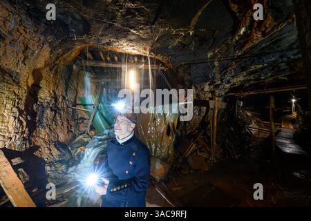 PRODUKTION - 02. April 2025, Sachsen-Anhalt, Sangerhausen: Thomas Wäsche, Direktor des Erlebniszentrums Bergbau Röhrigschacht Wettelrode, steht fast 300 Meter unter der Erde. Die ersten Bergleute begannen vor 825 Jahren in der Region Mansfeld mit dem Graben nach Kupfererz. Ab 1750 wurde ein intensiver Bergbau durchgeführt. Insgesamt wurden rund 2,6 Millionen Tonnen Kupfer und 14.213 Tonnen Silber aus dem Erz in der Region gewonnen. Bis Dezember werden insgesamt 38 Veranstaltungen an den Beginn der Bergbau- und Hüttenwirtschaft in der Region Mansfeld erinnern. Als bedeutender Kupfer- und Silberproduzent ist die Region ein wichtiger Faktor Stockfoto