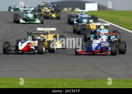 Alan van der Merwe (RSA) Carlin Motorsport kämpft mit Richard Antinucci (USA) Manor Motorsport in Runde 1. Britische Formel-drei-Meisterschaft, 20-22. September 2002, Donnington Park, England..DIGITALES BILD. (Kreditbild: ©Sutton Motorsports/ZUMA Press) Stockfoto