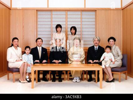 1. Januar 2008 – Toyko, Japan – der japanische Kaiser Akihito, der vierter von links sitzt, lächelt, als die Kaiserin Michiko, dritter von rechts, die Hand ihres Enkels, Prinz Hisahito, nimmt, während sie sich mit ihren Familienmitgliedern zur jährlichen offiziellen Fotosession für das neue Jahr im Kaiserpalast versammeln. Sie sehen: Kronprinz Naruhito, dritter von links, Kronprinzessin Masako, links, und ihre Tochter Prinzessin Aiko, zweite von links, Prinz Akishino, zweiter von rechts, seine Frau Prinzessin Kiko, rechts, ihr Sohn, Hisahito und ihre beiden Töchter, Prinzessin Mako, stehen links. Stockfoto