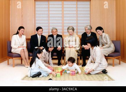 1. Januar 2008 – Toyko, Japan – der japanische Kaiser Akihito, der vierter von links sitzt, lächelt, als die Kaiserin Michiko, dritter von rechts, die Hand ihres Enkels, Prinz Hisahito, nimmt, während sie sich mit ihren Familienmitgliedern zur jährlichen offiziellen Fotosession für das neue Jahr im Kaiserpalast versammeln. Sie sehen: Kronprinz Naruhito, dritter von links, Kronprinzessin Masako, links, und ihre Tochter Prinzessin Aiko, zweite von links, Prinz Akishino, zweiter von rechts, seine Frau Prinzessin Kiko, rechts, ihr Sohn, Hisahito und ihre beiden Töchter, Prinzessin Mako, stehen links. Stockfoto