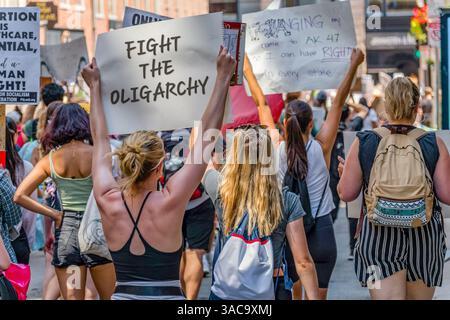 Boston, MA, USA-25. Juni 2022: Proteste mit Anti-Trump- und Anti-Musk-Zeichen mit der Aufschrift "Kampf gegen die Oligarchie". Stockfoto