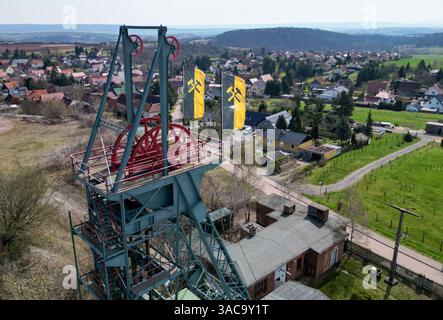 PRODUKTION - 02. April 2025, Sachsen-Anhalt, Sangerhausen: Der gewundene Turm erhebt sich auffallend über dem Erlebniszentrum Bergbau Röhrigschacht Wettelrode. (Foto mit Drohne) die ersten Bergleute begannen vor 825 Jahren in der Region Mansfeld nach Kupfererz zu graben. Ab 1750 wurde ein intensiver Bergbau durchgeführt. Insgesamt wurden rund 2,6 Millionen Tonnen Kupfer und 14.213 Tonnen Silber aus dem Erz in der Region gewonnen. Bis Dezember werden insgesamt 38 Veranstaltungen an den Beginn der Bergbau- und Hüttenwirtschaft in der Region Mansfeld erinnern. Als bedeutender Kupfer- und Silberproduzent ist die Region Contra Stockfoto