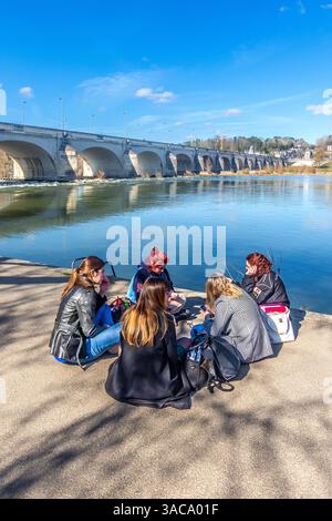Eine Gruppe junger Frauen saß im Kreis, plaudernd, am Südufer der Loire bei der Pont Wilson - Tours, Indre-et-Loire (37), Frankreich. Stockfoto