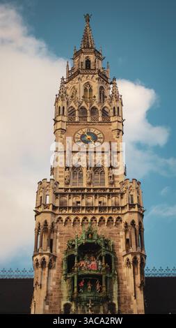 Nahaufnahme des Glockenspiels am Neuen Rathaus in München Stockfoto