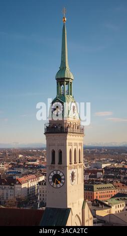 Uhrenturm der Peterskirche in München Stockfoto