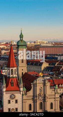 Altes Rathaus und Peterskirche in München Stockfoto
