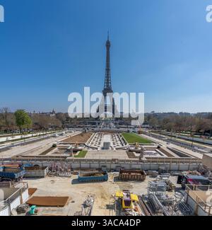 Paris, Frankreich - 03 31 2025: Panoramablick auf den Eiffelturm von der Esplanade Trocadero während der Restaurierungsarbeiten Stockfoto