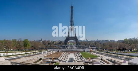 Paris, Frankreich - 03 31 2025: Panoramablick auf den Eiffelturm von der Esplanade Trocadero während der Restaurierungsarbeiten Stockfoto
