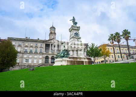 Porto, Portugal - 10. November 2024: Vor dem Palacio da Bolsa steht ein historisches Denkmal. Der üppige grüne Rasen und der umliegende Bogen Stockfoto