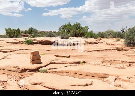 Rock Stone cairns auf dem Canyonlands National Park Grand View Point Trail, Utah, USA Stockfoto