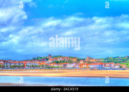 San Vicente de la Barquera Stadt und Burg mit Blick auf Spanien in leuchtenden Farben Stockfoto