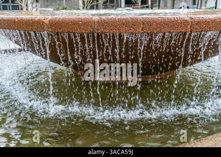 Eine Nahaufnahme eines Springbrunnens im Bellevue City Park in Bellevue, Washington. Stockfoto