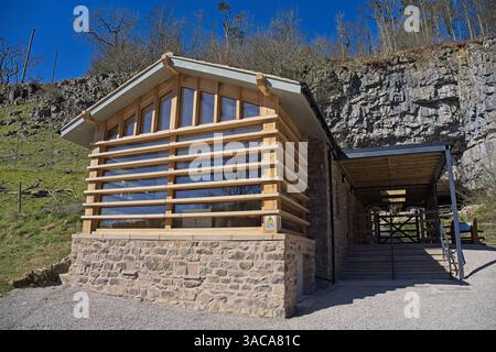 Unterhaltung zur Inglebough Cave oberhalb von Clapham in den Yorkshire Dales Stockfoto