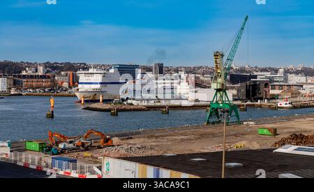 Le Havre, Frankreich, 3. April 2024, steht im Hafenvordergrund Ein SEMT-Lager mit Solarpaneelen. Dahinter erhebt sich der farbenfrohe Containerbogen und der Stockfoto