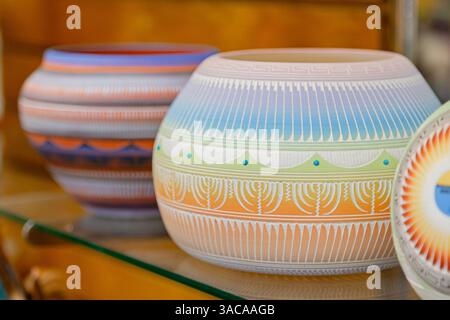 Handgefertigte Navajo-Keramikschale im Souvenirshop. Handgefertigte Navajo Keramik Schüssel. Die traditionelle Native Navajo Keramikschale, handgefertigt aus rotem Ton, zeigt traditionelle Muster, Nahaufnahme. Stockfoto