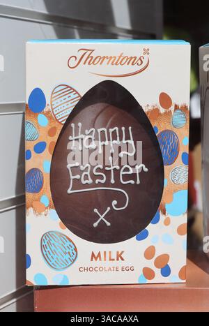 Thorntons Ostereier zum Verkauf im Schaufenster, 2025 Stockfoto