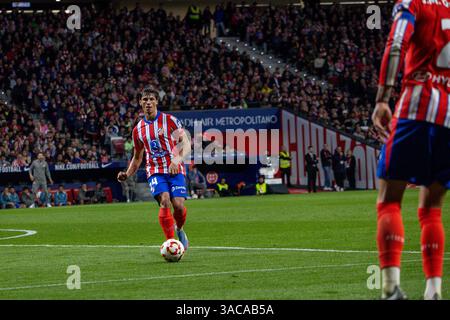 Madrid, Spanien. April 2025. Robin Le Normand von Atletico Madrid im zweiten Halbfinale der Copa del Rey zwischen Atletico Madrid und FC Barcelona im Metropolitano Stadium. Endergebnis: Atletico Madrid 0:1 FC Barcelona Credit: D. Canales Carvajal/Alamy Live News Stockfoto
