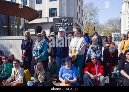London, England, Großbritannien. April 2025. Quäker und andere Demonstranten veranstalten eine stille Demonstration vor New Scotland Yard, nachdem sechs Jugendaktivisten im Quaker Meeting House in Westminster verhaftet wurden. (Kreditbild: © Vuk Valcic/ZUMA Press Wire) NUR REDAKTIONELLE VERWENDUNG! Nicht für kommerzielle ZWECKE! Stockfoto