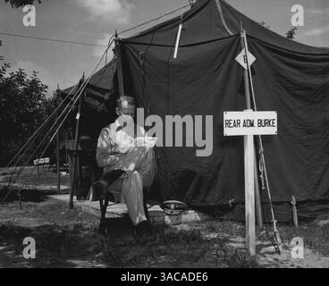 Befehlshaber der Marinestreitkräfte, Far East Photographic Laboratory Field Portraits: UN Advance Camp - Rear ADM. Arleigh A. Burke, Marinestreuer beim Ka Stockfoto